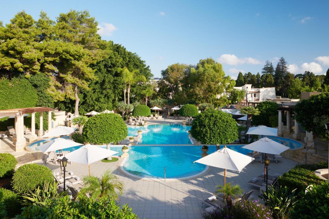 Corinthia Palace Malta Attard Luaran gambar The swimming pool at the hotel