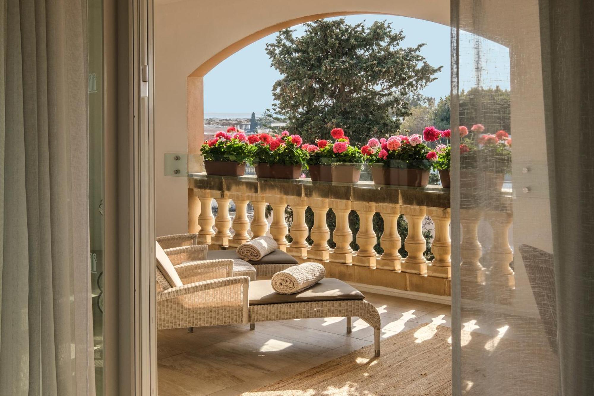 Corinthia Palace Malta Attard Luaran gambar A balcony at the Four Seasons Hotel, Rome